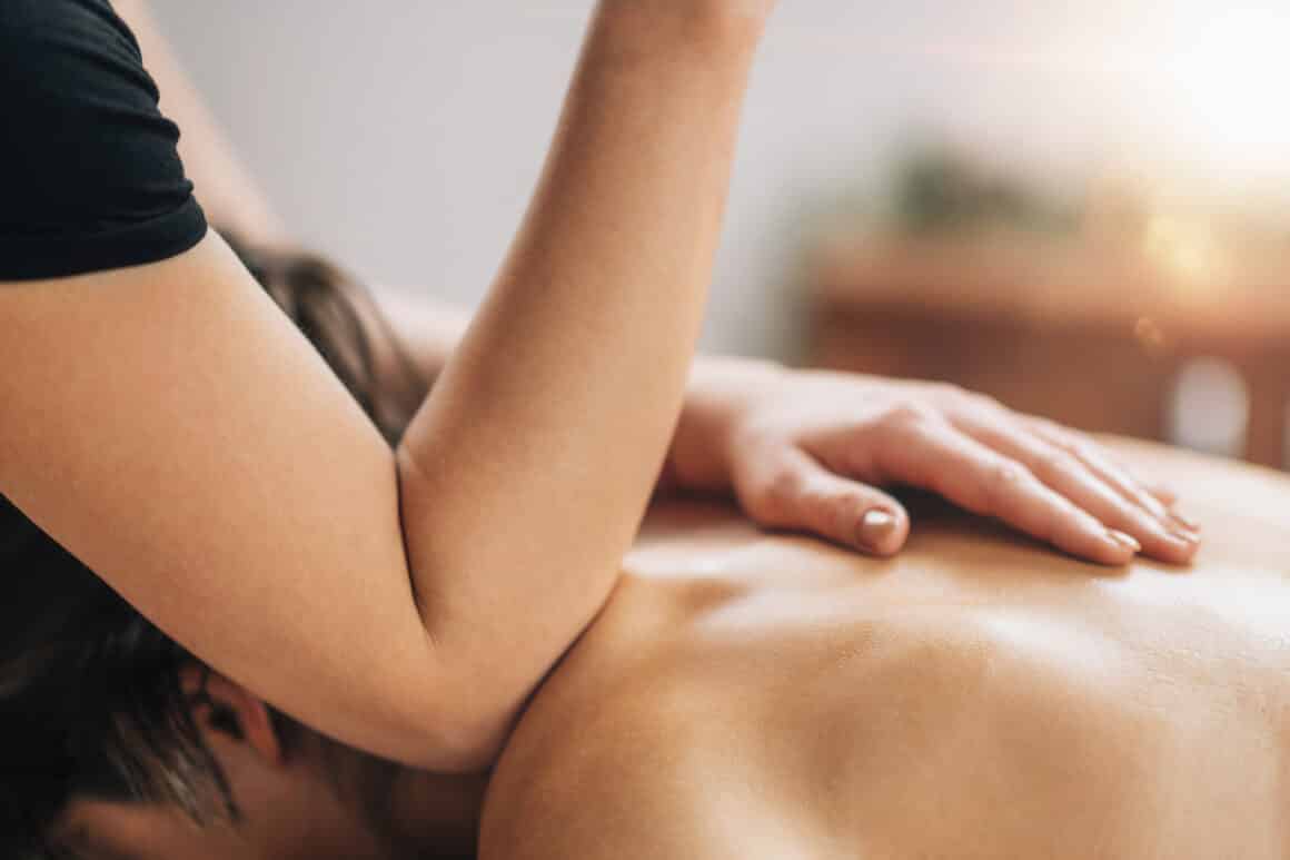 Lomi Lomi Hawaiian Back Massage ¿Qué es el masaje lomi lomi? La técnica hawaiana que trabaja cuerpo y mente