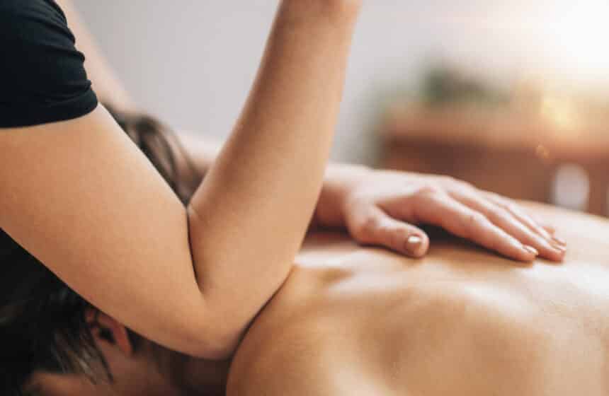 Lomi Lomi Hawaiian Back Massage ¿Qué es el masaje lomi lomi? La técnica hawaiana que trabaja cuerpo y mente