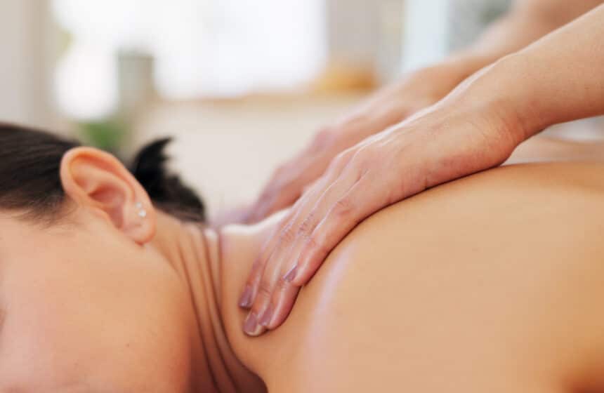 woman-receives-shoulder-massage-for-relaxation-2026-01-09-11-41-35-utc Recibir un masaje por primera vez: qué esperar y cómo prepararte